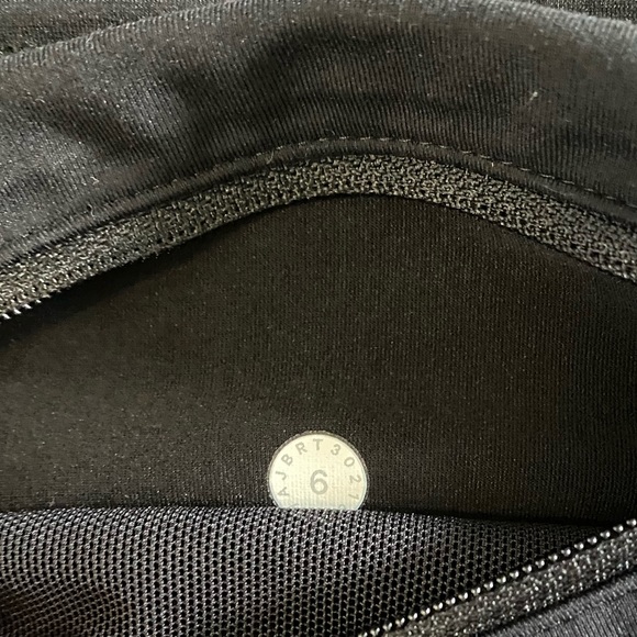 Lululemon speed up shorts 2.5 - Picture 7 of 10